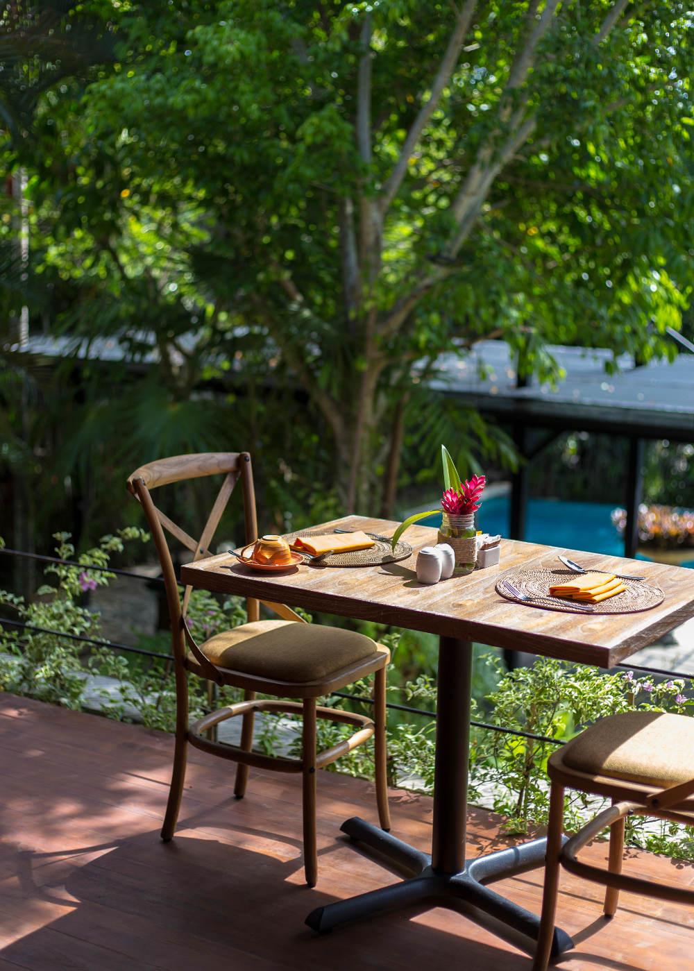 suasana intimate dining dengan pemandangan area kolam renang pada plataran canggu venue & dining / plataran indonesia